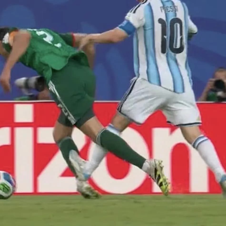 Messi’nin kırmızı kart görmediği pozisyon tartışma yarattı