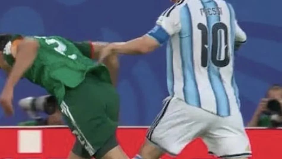 Messi’nin kırmızı kart görmediği pozisyon tartışma yarattı