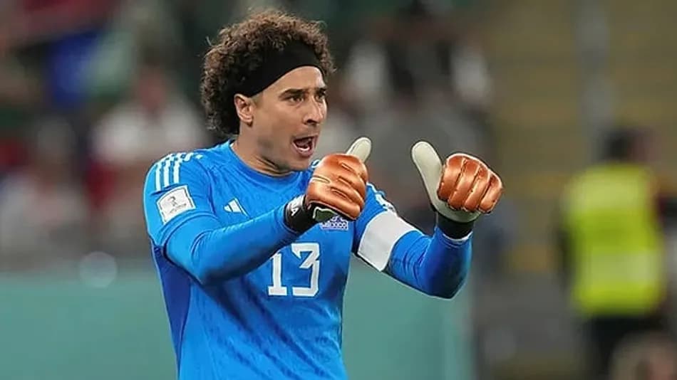 Guillermo Ochoa’dan 17 Yaşındaki Mora’ya Kamp Şakası