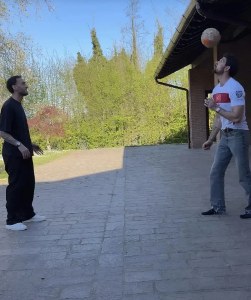 Hakan Çalhanoğlu, Michele Morrone'nin milli takım forması giydiği anları paylaştı