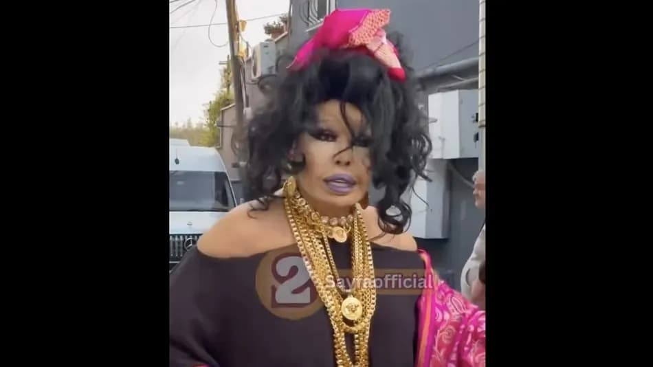 Bülent Ersoy, muhabirlerle yaşadığı anları bu kez taklit etti