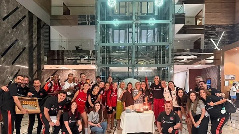 Hande Baladın ve Annesinin Benzerliği Gündem Oldu