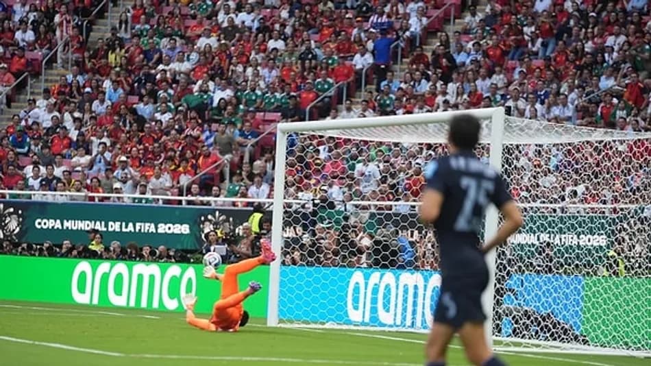 Fernando Muslera Uruguay'ın elenmesinin ardından oyuna devam etmedi