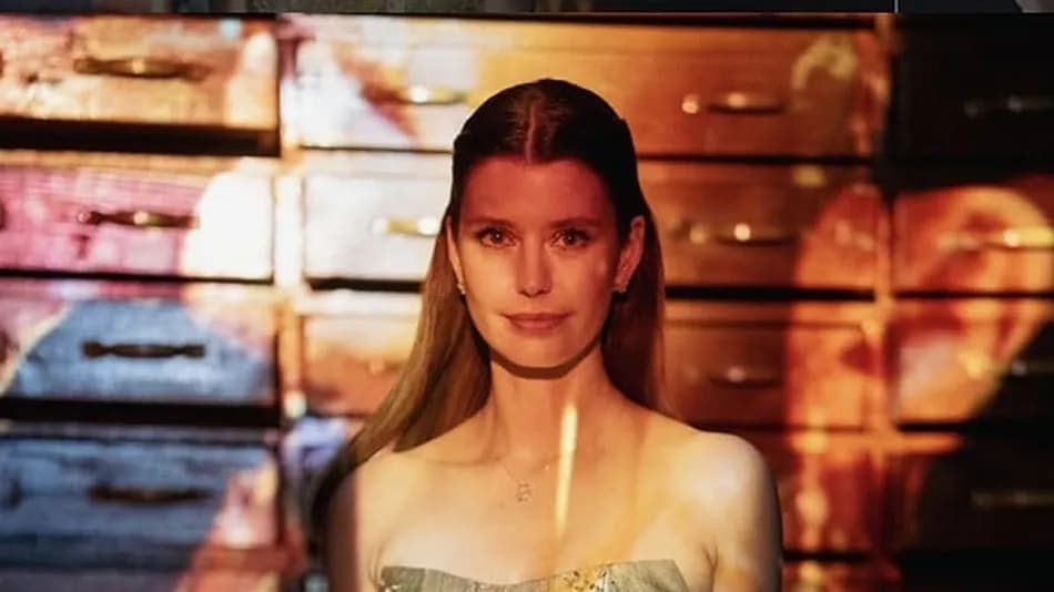 Beren Saat Honey Bee Klibiyle Sosyal Medyada Gündem Oldu