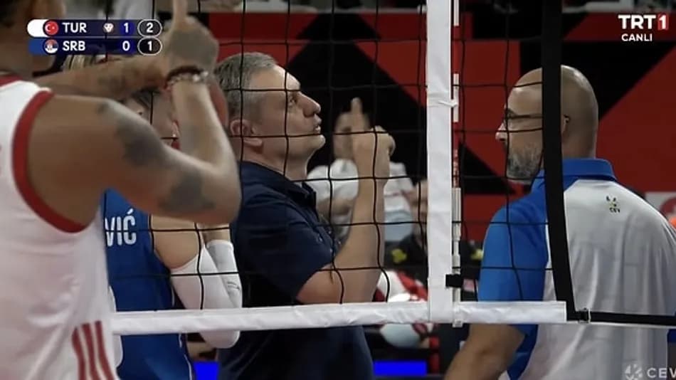 Türkiye-Sırbistan Maçında Gergin Anlar: Vargas’tan Saat Tepkisi