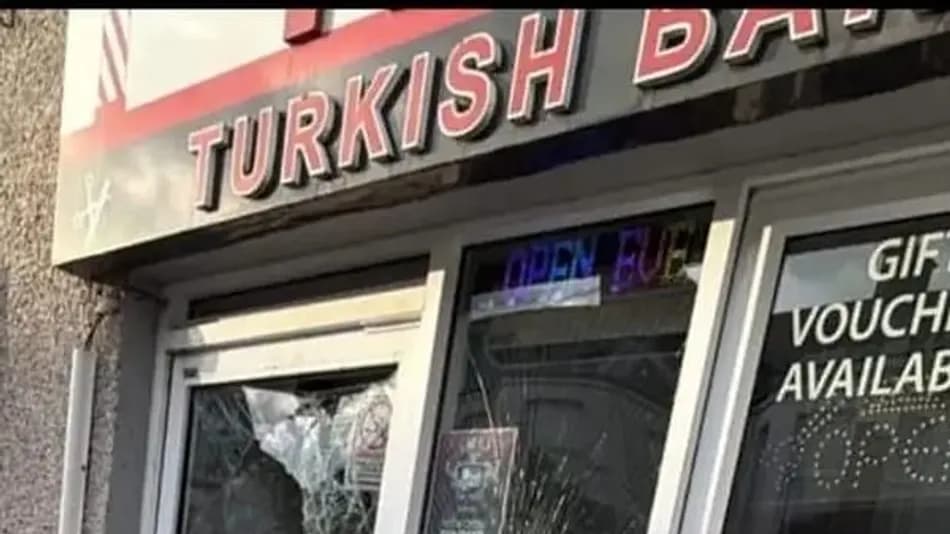 Belfast’ta Göçmen Karşıtı Saldırılar: Türk Berberin Camları Kırıldı