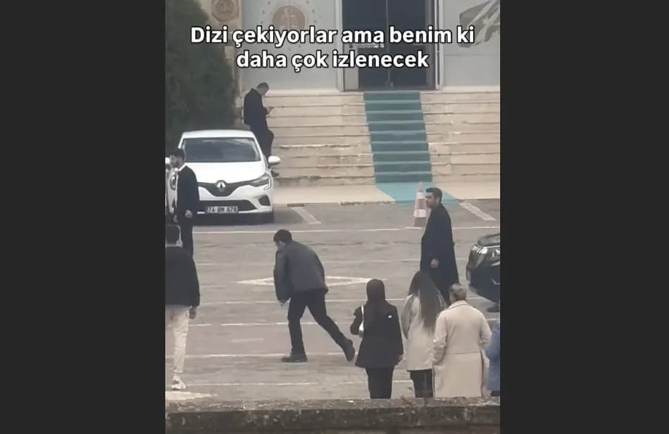 Midyat’ta dizi setine denk gelen inşaat işçisi çekim anlarını görüntüledi