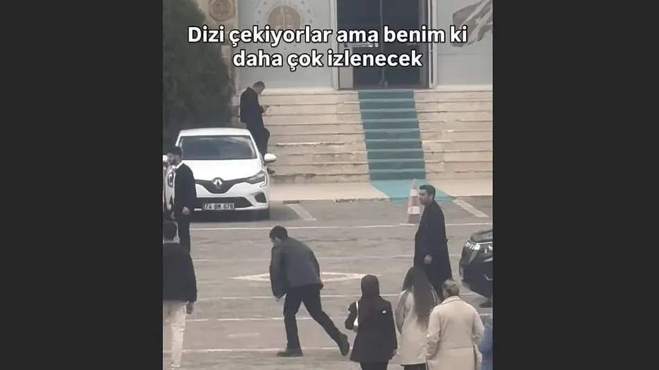 Midyat’ta dizi setine denk gelen inşaat işçisi çekim anlarını görüntüledi