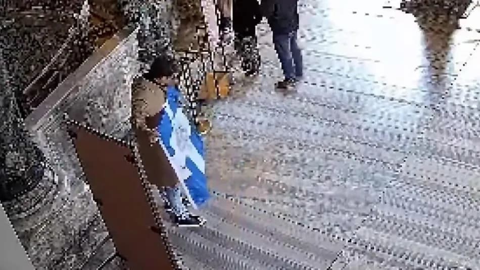Ayasofya'da provokatif bayrak açtıkları belirtilen 2 turist tutuklandı