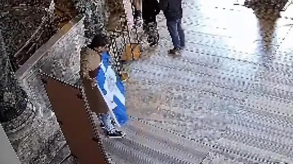 Ayasofya'da provokatif bayrak açtıkları belirtilen 2 turist tutuklandı
