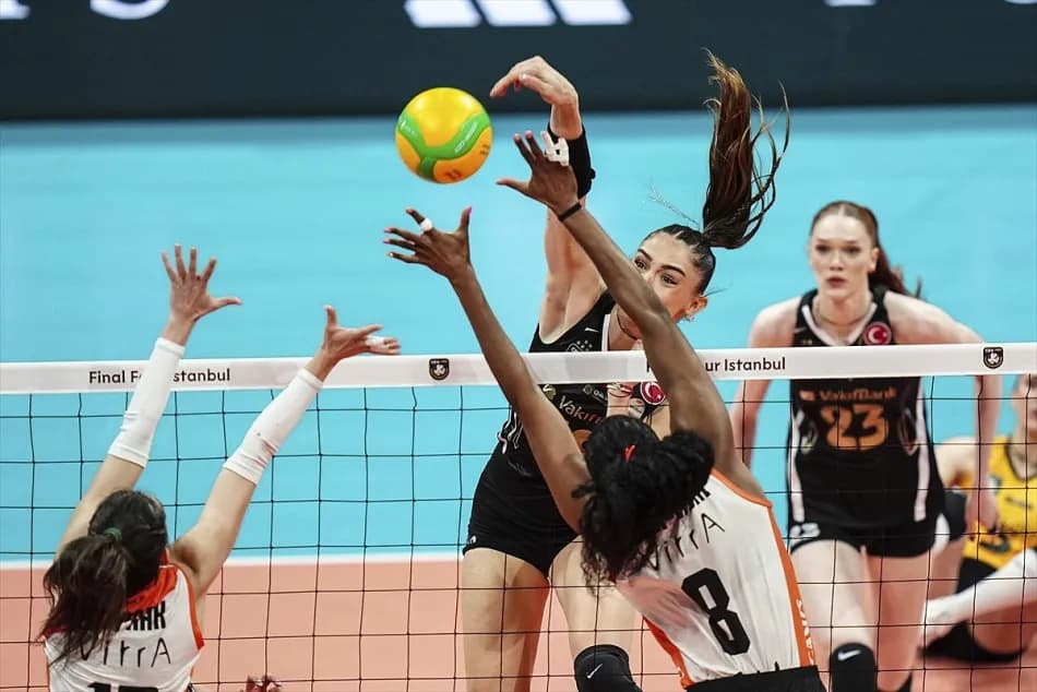 VakıfBank, Eczacıbaşı Dynavit’i 3-1 yenerek CEV Kadınlar Şampiyonlar Ligi şampiyonu oldu