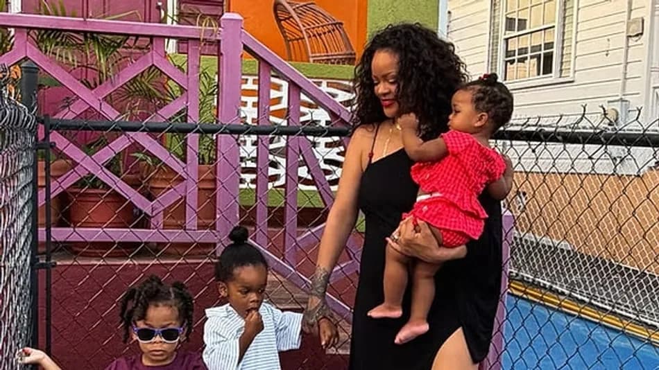 Rihanna'nın Barbados Tatilindeki Kombini Sosyal Medyada Gündem Oldu