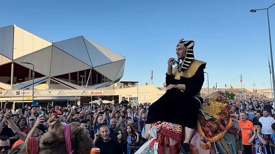 Trabzonspor Taraftarı Stadyuma Firavun Kostümü ve Deveyle Geldi