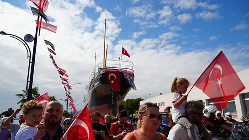 Bandırma Vapuru Samsun’da Yeni Yerine Taşındı