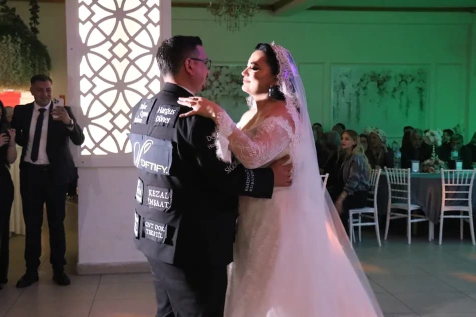 Denizli'de damat, düğün masrafları için damatlığına reklam aldı