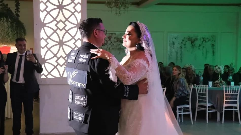 Denizli'de damat, düğün masrafları için damatlığına reklam aldı