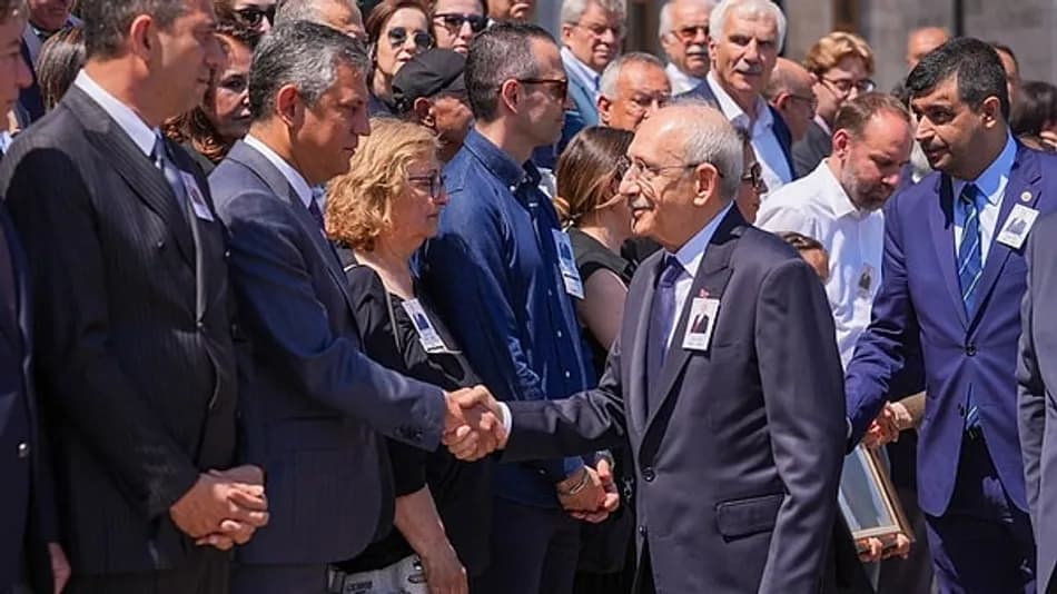 Özgür Özel ve Kemal Kılıçdaroğlu Meclis’te Tokalaştı