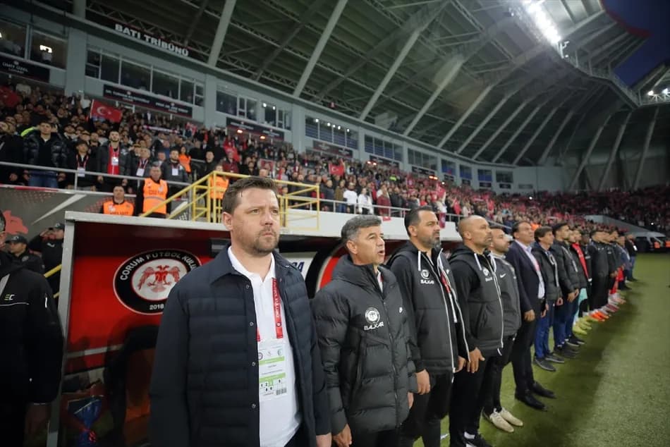 Çorum FK Teknik Direktörü Uğur Uçar, Süper Lig sevincinin ardından basın toplantısında soru almayı unuttu
