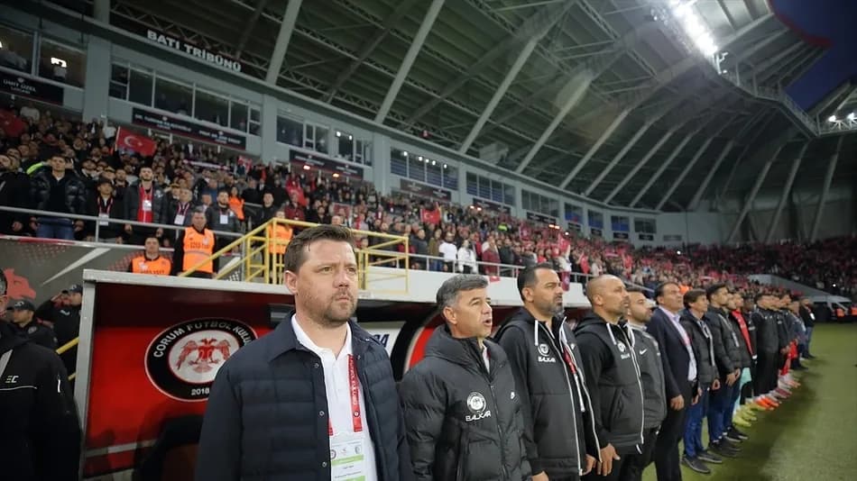 Çorum FK Teknik Direktörü Uğur Uçar, Süper Lig sevincinin ardından basın toplantısında soru almayı unuttu