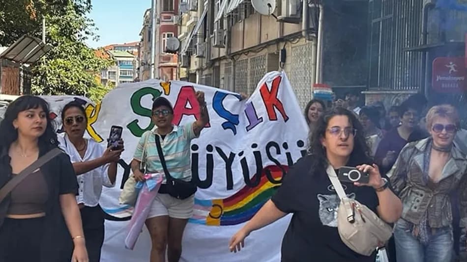 İstanbul Onur Yürüyüşü’nde polis müdahalesi: Gözaltılar var
