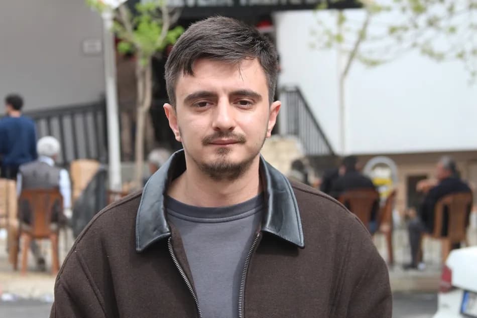 Okul saldırısında öğrencilerini korurken hayatını kaybeden öğretmenin oğlu konuştu