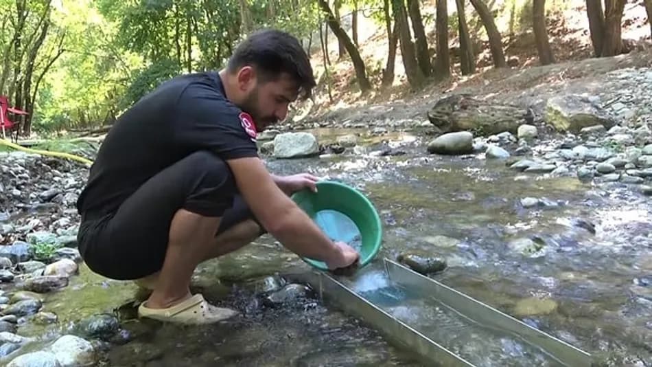 Bursa’da askerliği bıraktı, derelerden altın çıkarıyor