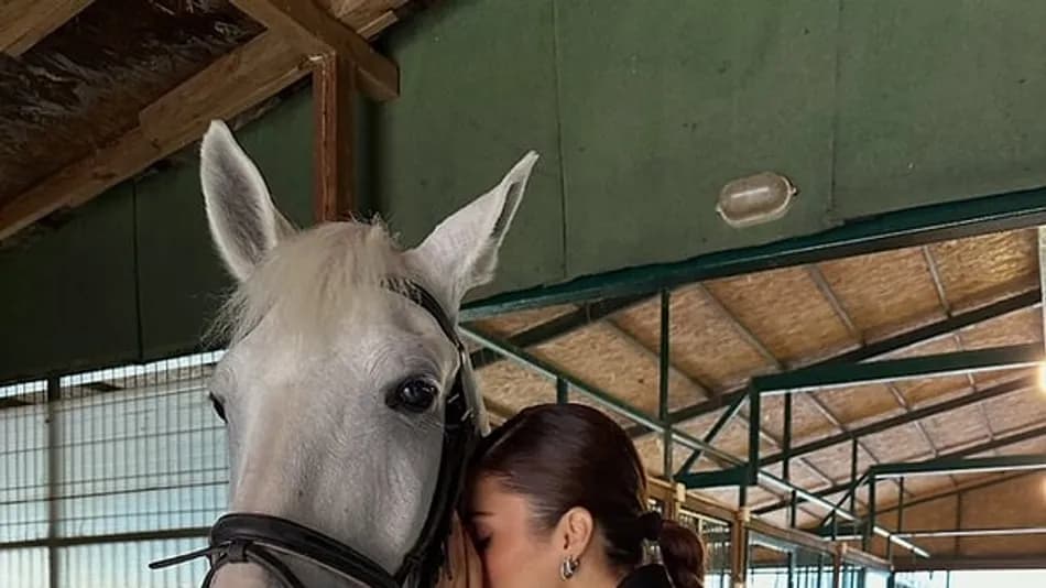 Hande Erçel, Atı İki Kardeş’e Veda Etti