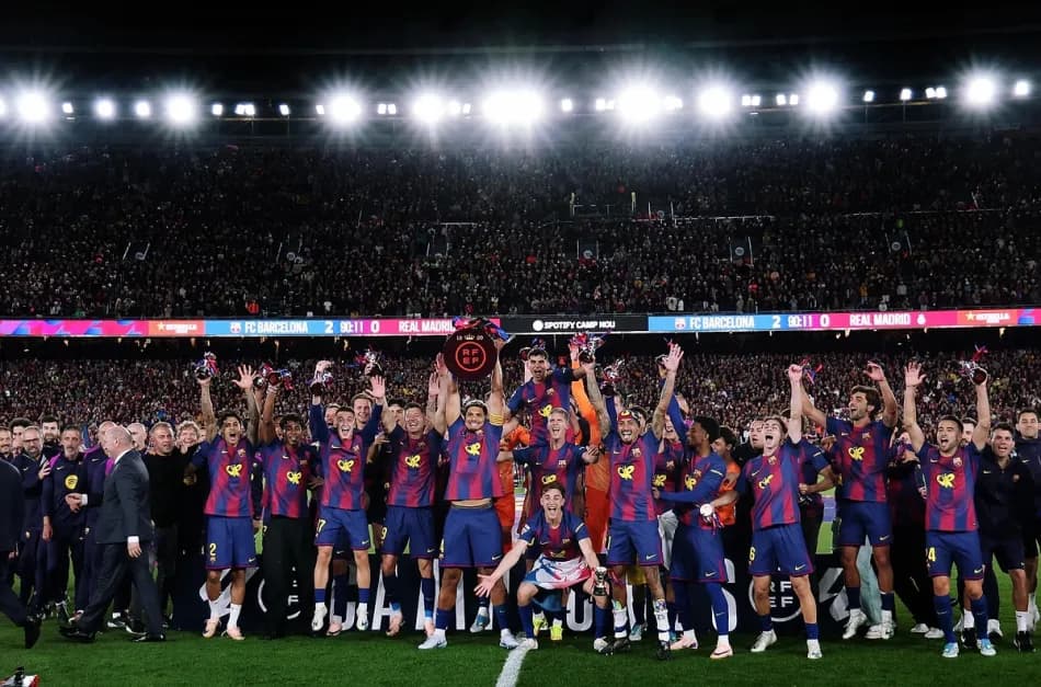 Lamine Yamal, Barcelona'nın şampiyonluk kutlamalarına Filistin bayrağıyla katıldı