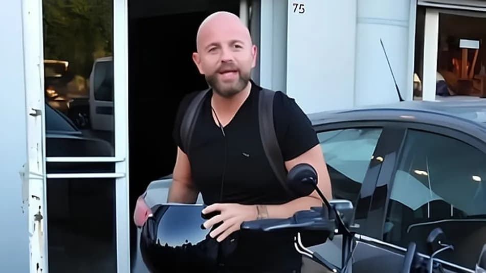 İzzet Özilhan motosiklet kazası geçirdi: Ameliyata alındı