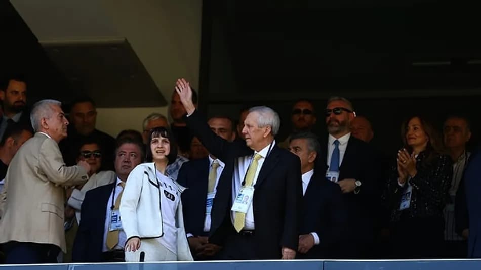 Aziz Yıldırım 8 Yıl Sonra Yeniden Fenerbahçe Başkanı Seçildi