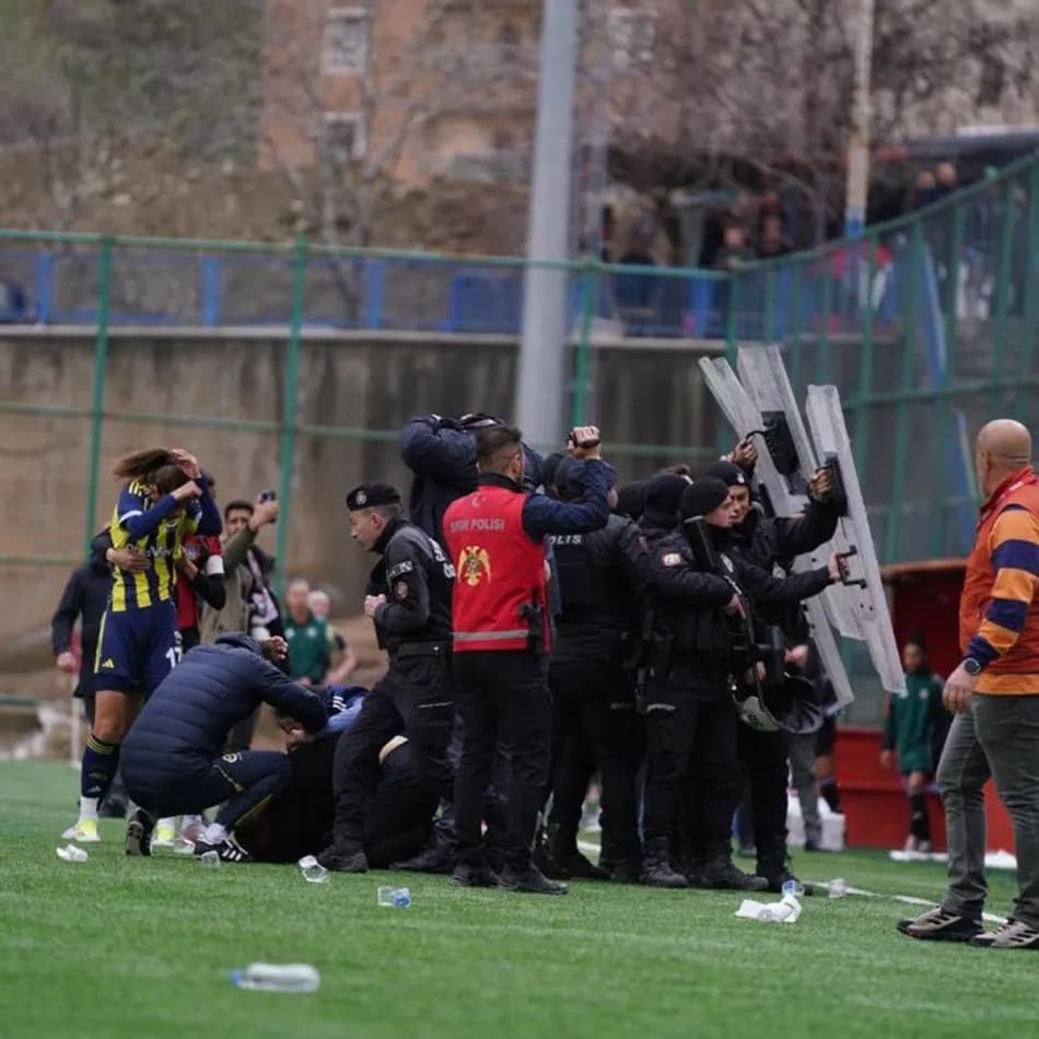 Yüksekova Spor-Fenerbahçe ArsaVev maçında tribünden atılan cisim teknik direktöre isabet etti