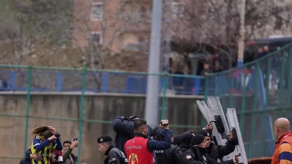 Yüksekova Spor-Fenerbahçe ArsaVev maçında tribünden atılan cisim teknik direktöre isabet etti