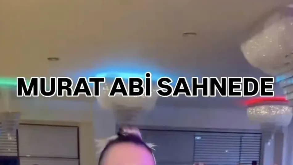 Tahliye edilen Murat Övüç yeni imajıyla ilk kez sahneye çıktı