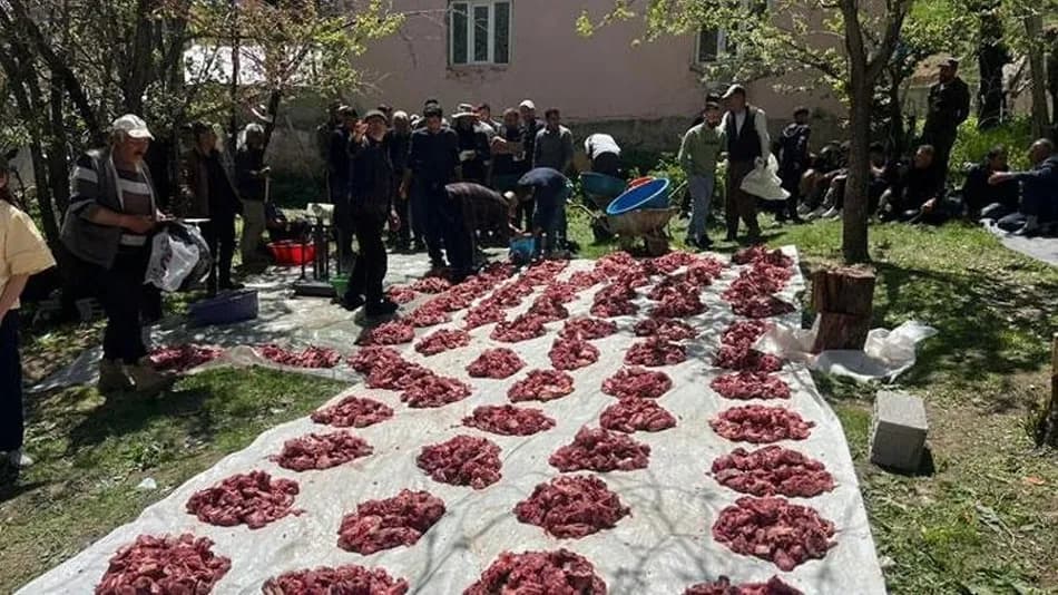Hakkari'de bir köyde 100 yıllık kurban paylaşımı geleneği bu bayram da sürdürüldü