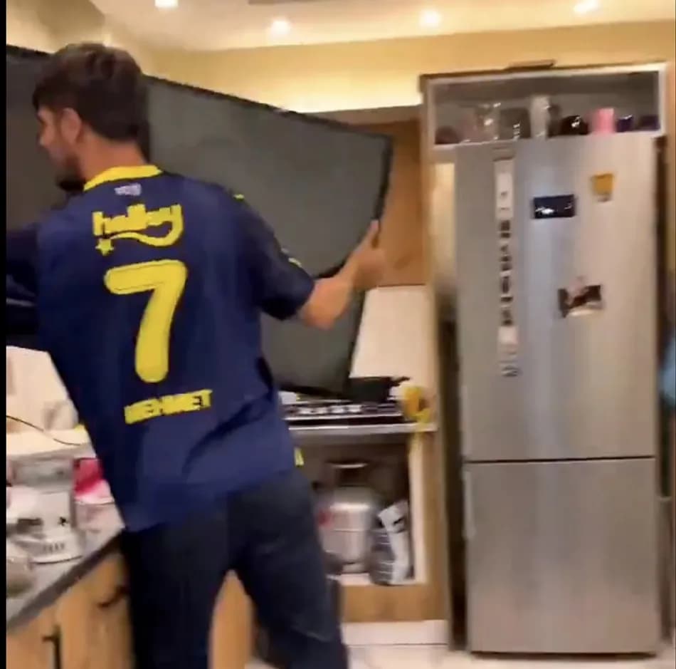 Derbi yenilgisi sonrası bir Fenerbahçe taraftarının televizyonu pencereden attığı görüntüler gündem oldu