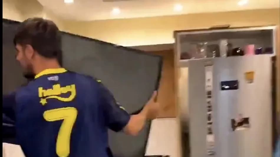 Derbi yenilgisi sonrası bir Fenerbahçe taraftarının televizyonu pencereden attığı görüntüler gündem oldu