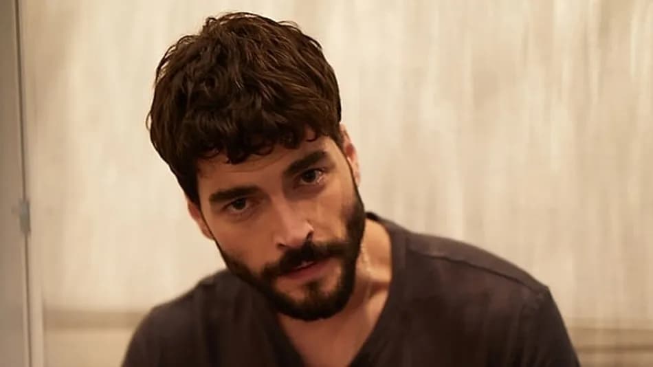 Aşk ve Taht dizisinde Akın Akınözü’nün annesi Ceyda Düvenci oldu
