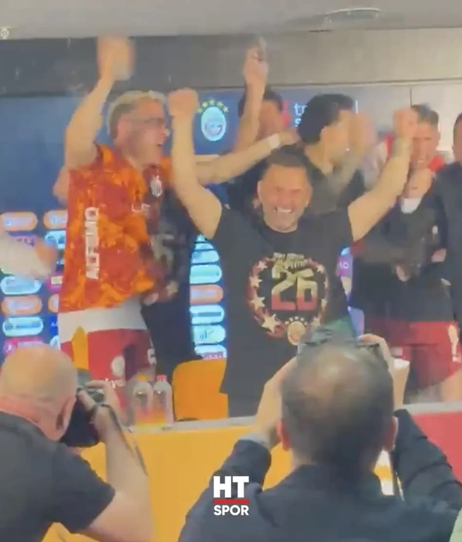 Galatasaray'ın kutlamasında Okan Buruk'a basın toplantısında sulu sürpriz