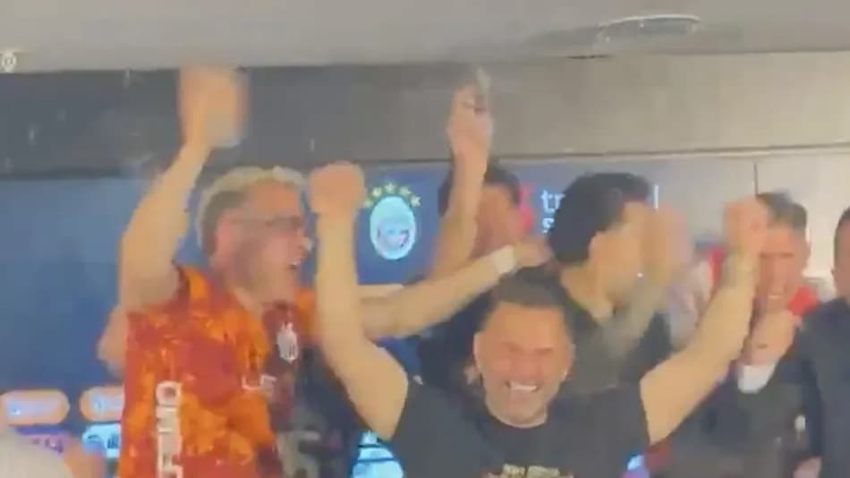 Galatasaray'ın kutlamasında Okan Buruk'a basın toplantısında sulu sürpriz