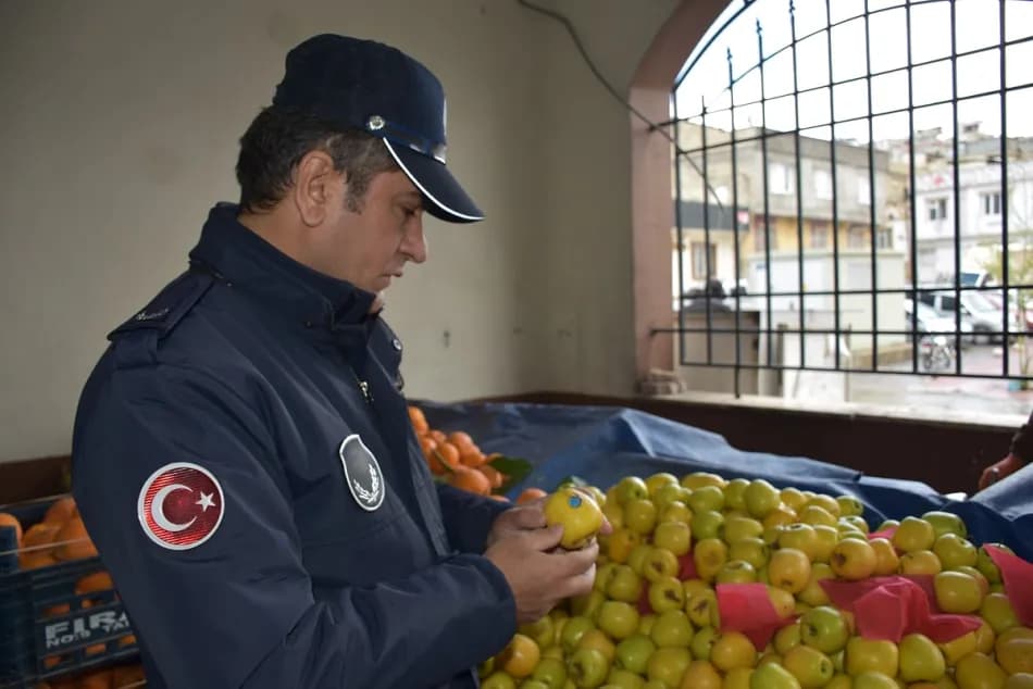 Gaziantep’te çürük elmaları etiketle gizleyen pazarcıya 1 hafta tezgah kapatma cezası