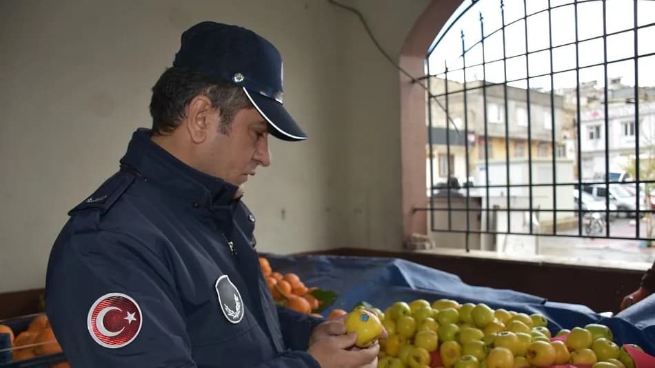 Gaziantep’te çürük elmaları etiketle gizleyen pazarcıya 1 hafta tezgah kapatma cezası