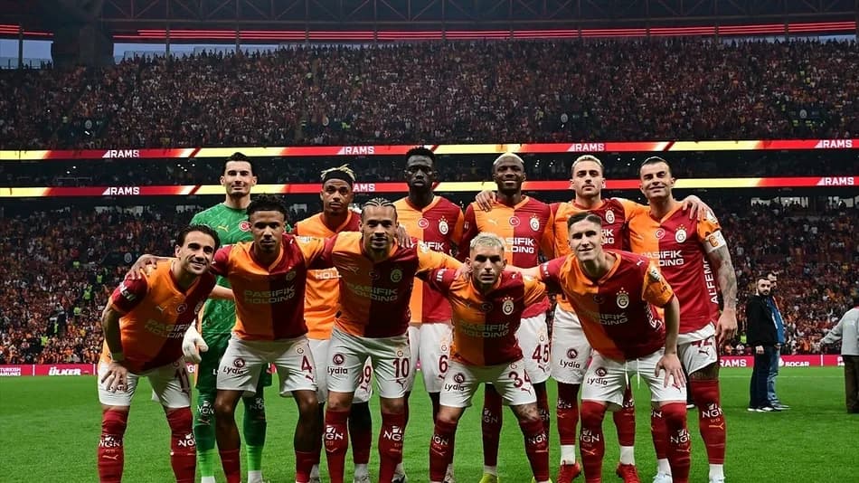 Galatasaray, derbi sırasında hakem kararlarına X hesabından tepki gösterdi