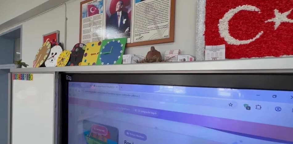 Bursa’da Bir Kumru İlkokul Sınıfında Akıllı Tahtanın Üzerine Yuva Yaptı