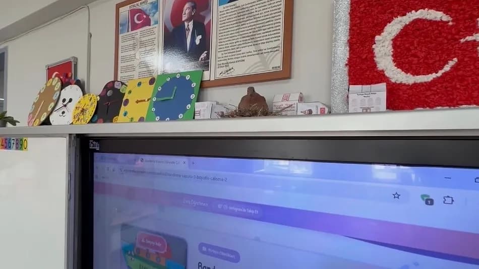 Bursa’da Bir Kumru İlkokul Sınıfında Akıllı Tahtanın Üzerine Yuva Yaptı