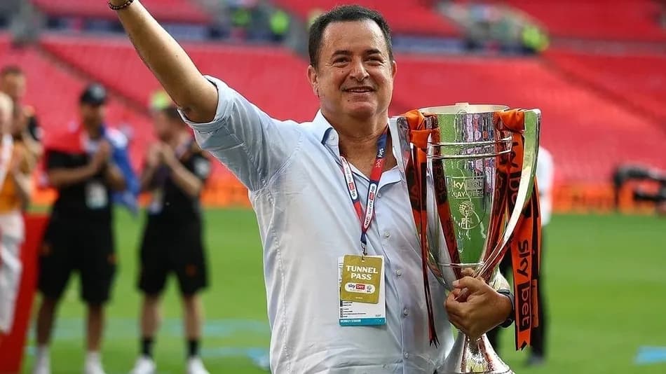 Hull City'nin yükselişi sonrası Nisa Bölükbaşı'nın Acun Ilıcalı'ya verdiği çizim yeniden gündeme geldi