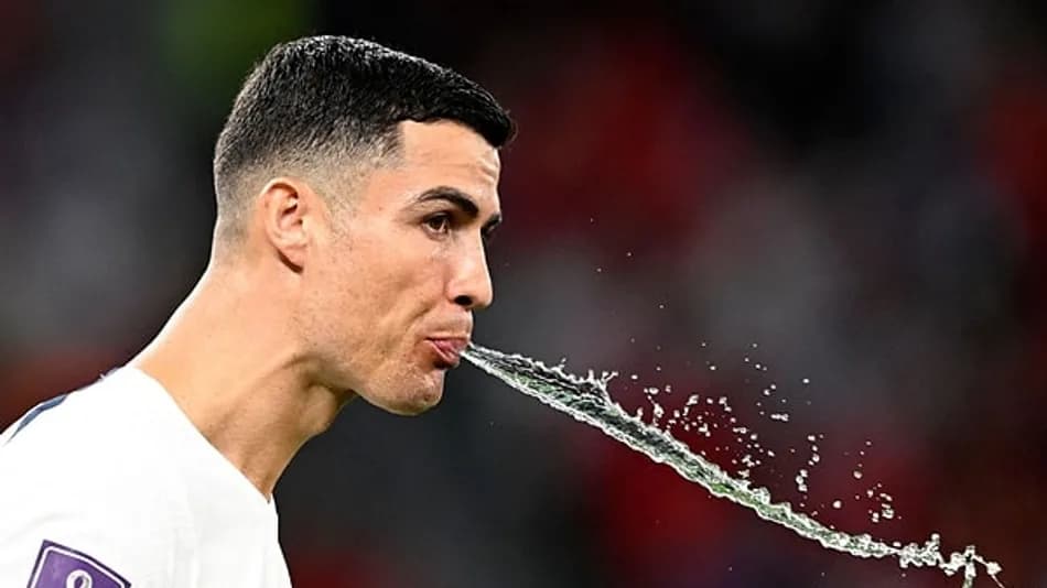 Futbolcular Maçta İçeceklerini Neden Tükürür?