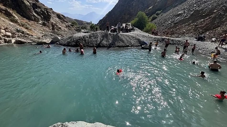 Erzincan Üzümlü’de Vatandaşlar Dereyi Havuz Yaptı