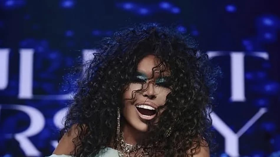 Bülent Ersoy dekolte bölgesine estetik işlem yaptırdı