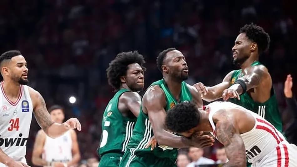 Olympiakos-Panathinaikos finalinde kavga: Ataman sert çıktı